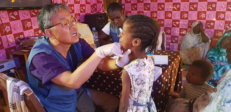 2∼3면-박세업 글로벌케어 북아프리카 본부장08-지부장진료모습01